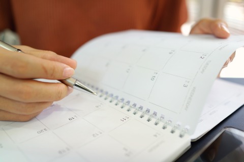 coaching-para-mamas-mujer-planificando-y-apuntando-en-el-calendario